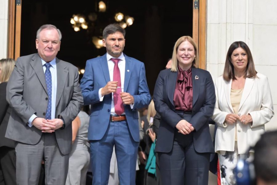 El presidente provisional del Senado, Felipe Michlig, el gobernador Maximiliano Pullaro, la vicegobernadora Gisela Scaglia y la presidenta de la C&aacute;mara de Diputados, Clara Garc&iacute;a.