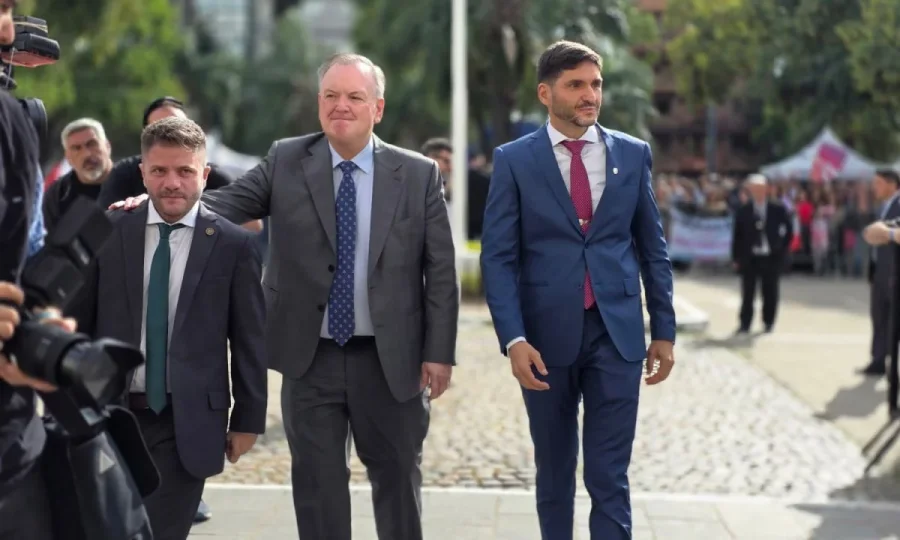 Juan Cruz Cándido, Felipe Michlig y Maximiliano Pullaro al llegar a la Legislatura.