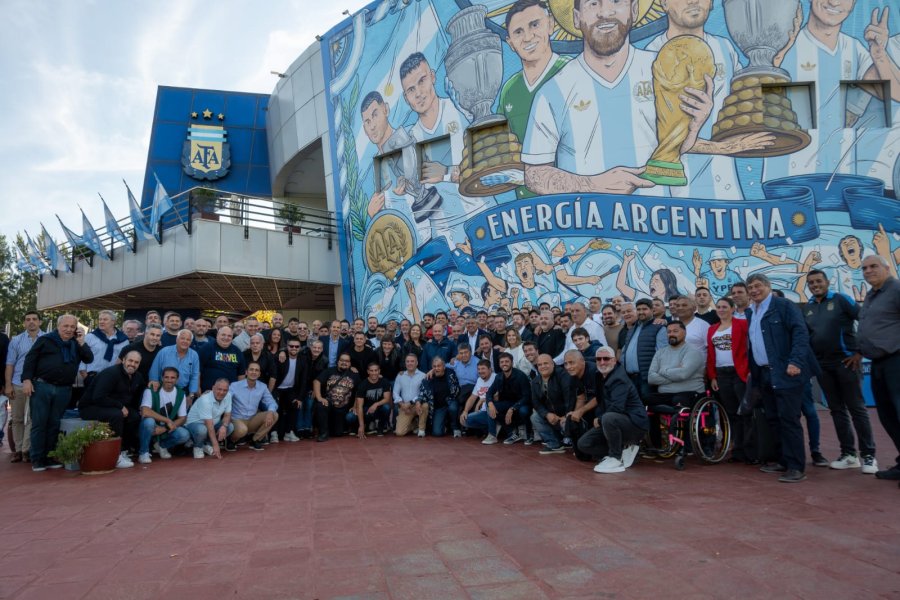 JUNTOS. Los dirigentes y Tapia en Ezeiza.