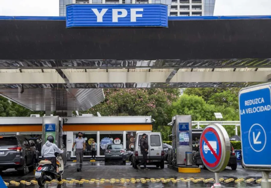 YPF bajó el precio de los combustibles.