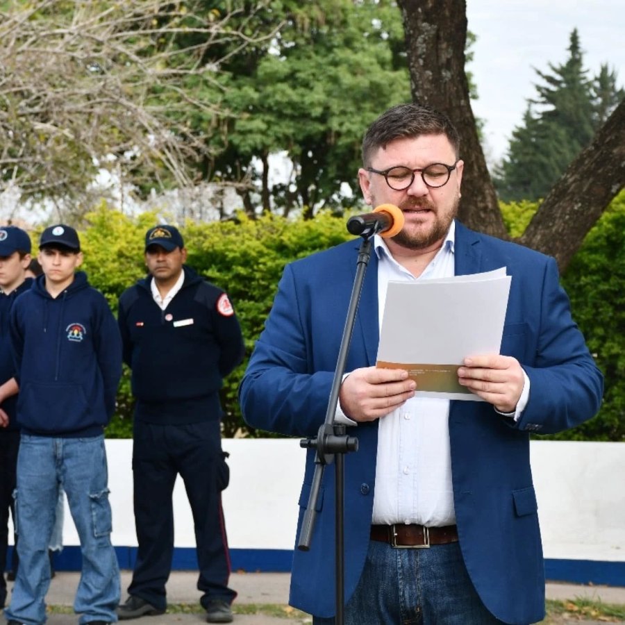 Pablo Pinotti dio lectura a un mensaje.