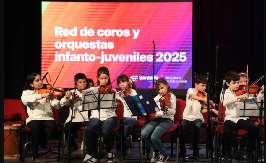 EN EL ESCENARIO. Se realizó la función de apertura 2025 con la participación de orquestas escuelas de Santa Fe, Santo Tomé, Rafaela y Sunchales en el Centro Cultural de la capital provincial.