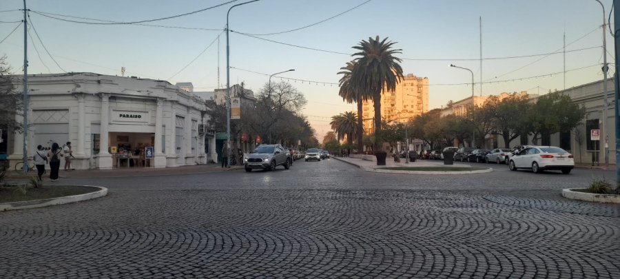 ACTIVO. Hubo mucho movimiento en el centro rafaelino pese al feriado de este viernes.