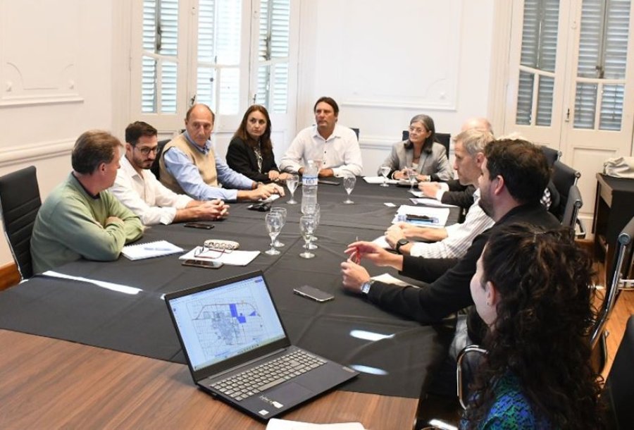 INFRAESTRUCTURA Y SERVICIOS. Dirigentes del CCIRR con funcionarios del Gobierno provincial y de la Municipalidad de Rafaela, el pasado mi&eacute;rcoles.