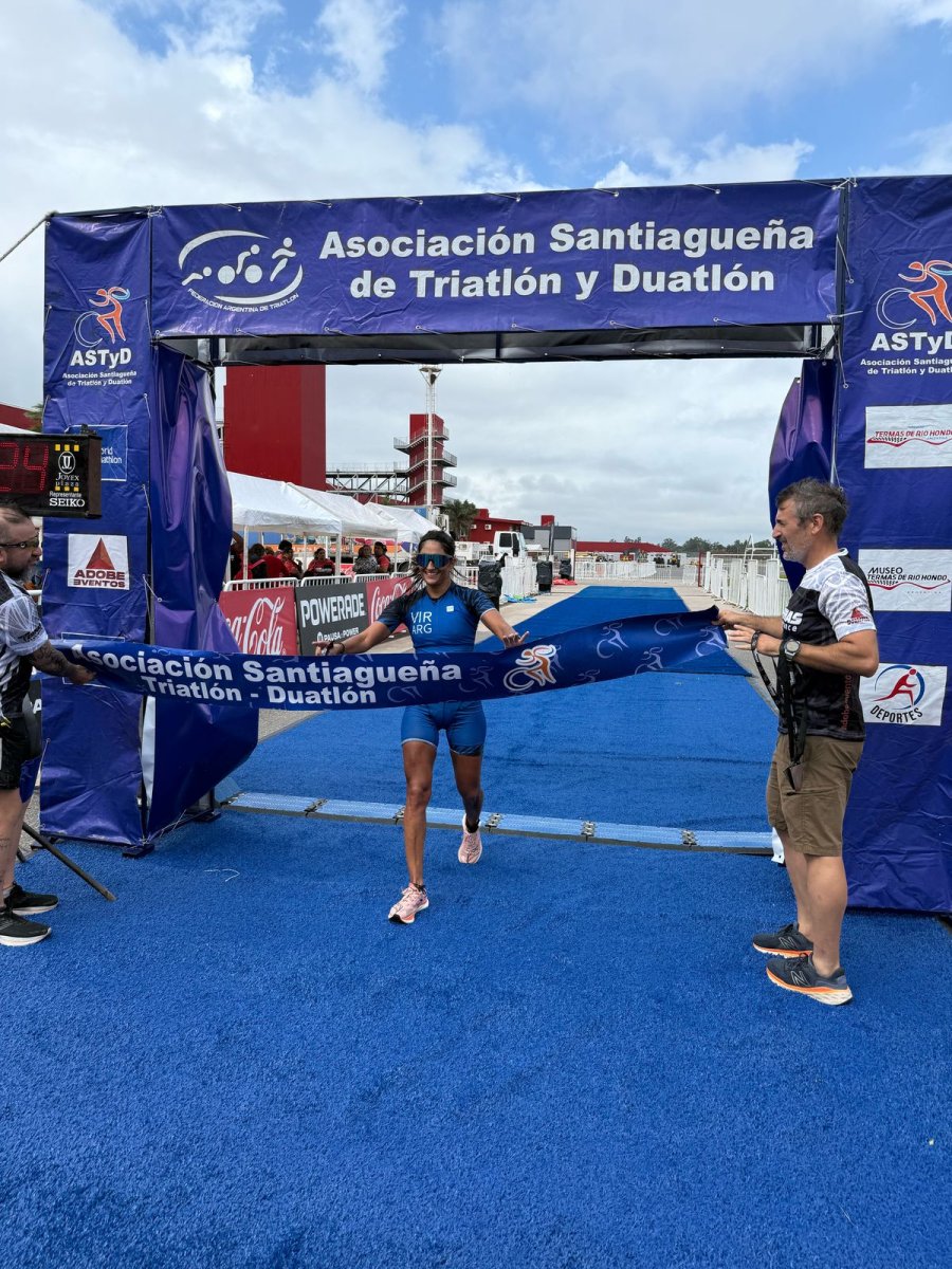 TRIUNFADORA. La triatleta rafaelina al cruzar la meta.