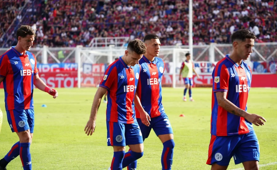 SANTO. Busca una mejor posición.