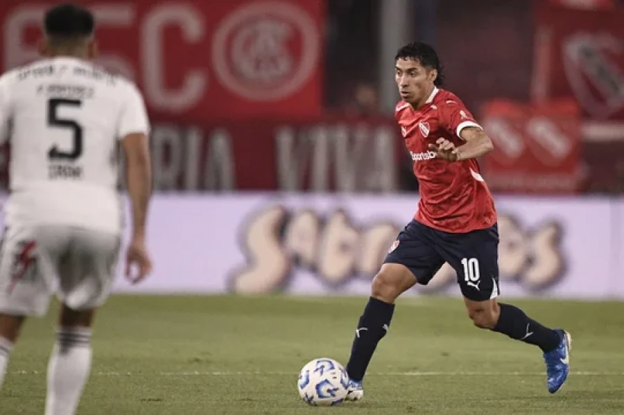 LUCIANO CABRAL. Hábil jugador del Rojo.