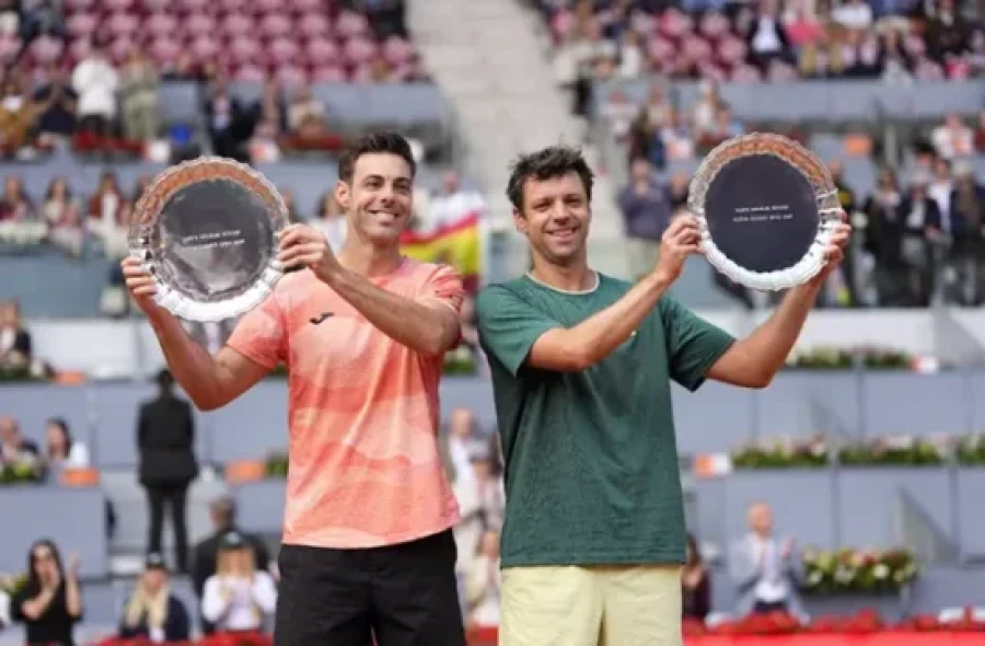 GRAN LOGRO. Zeballos y Granollers con sus trofeos.
