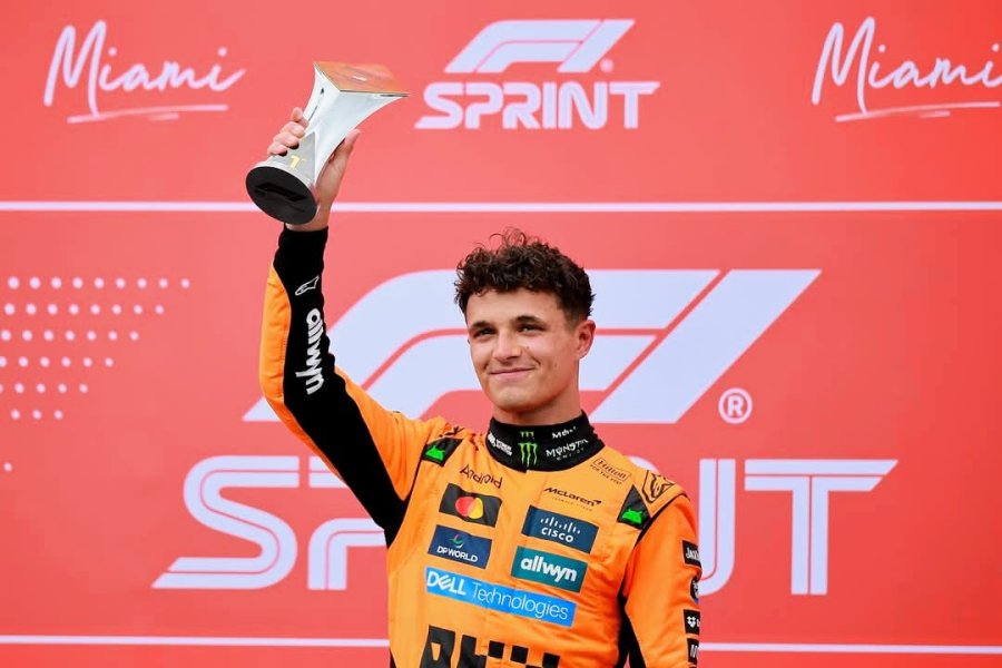 Lando Norris festeja su victoria en el podio de la Carrera Sprint.