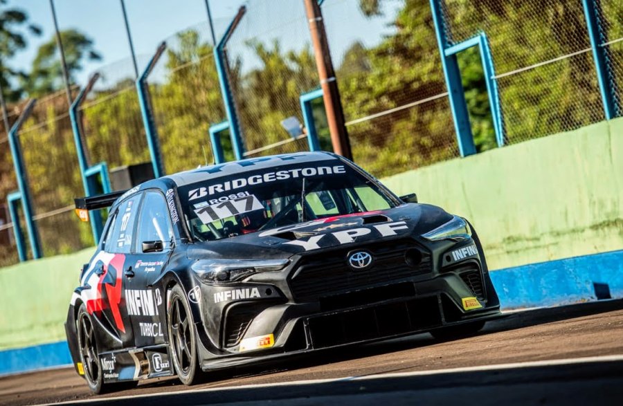Matías Rossi con el Toyota Corolla Cross girando en Oberá.
