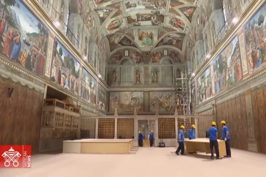 Obras en la Capilla Sixtina a pocos días del cónclave que elegirá al sucesor del Papa Francisco.