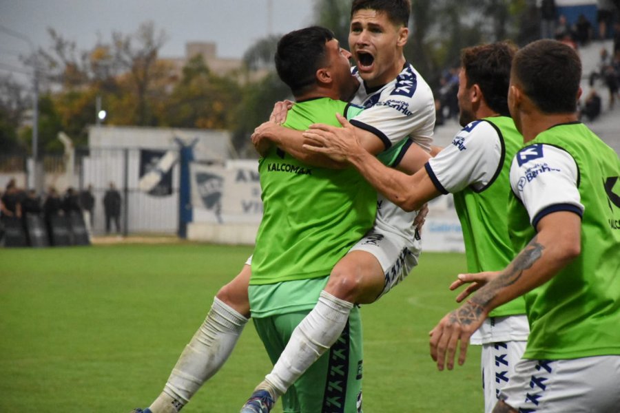 FESTEJANDO UN GOLAZO. Martin Alemandi sacó una bomba que significó el 2 a 1 parcial.