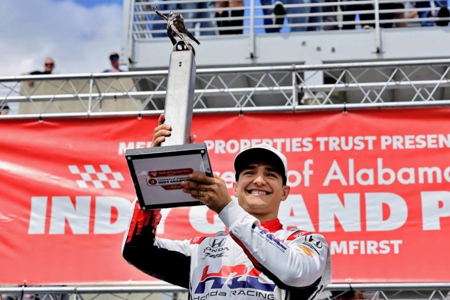 Alex Palou en el podio con el trofeo logrado en Alabama.
