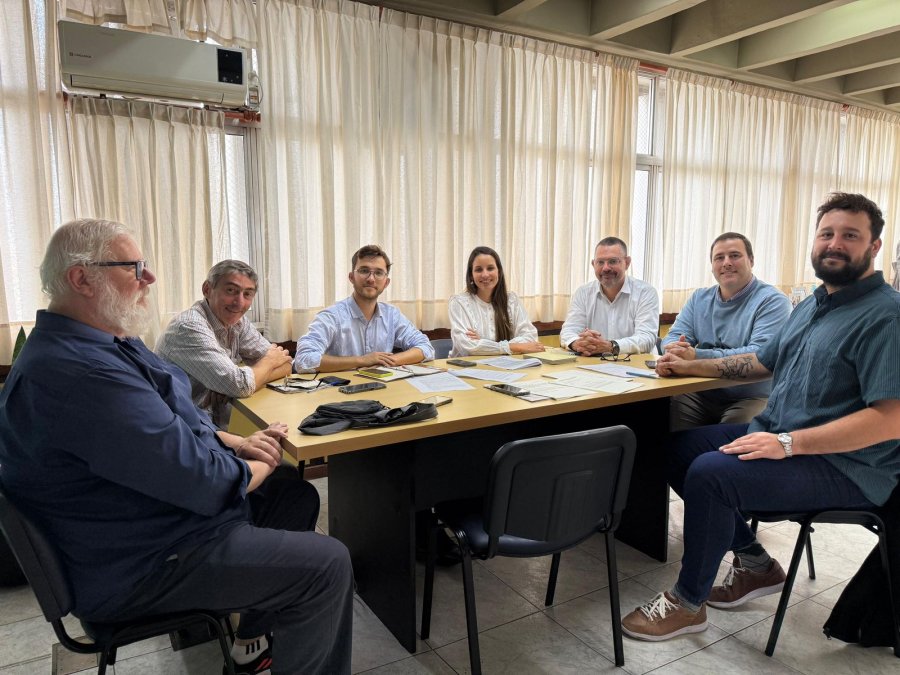 N&eacute;stor Monay, Emilio Grande, Augusto Rolando, Paz Caruso, Germ&aacute;n Bottero, Iv&aacute;n Viotti y Jonatan Faber en la oficina de la Secretar&iacute;a de Gobierno y Modernizaci&oacute;n del Municipio.