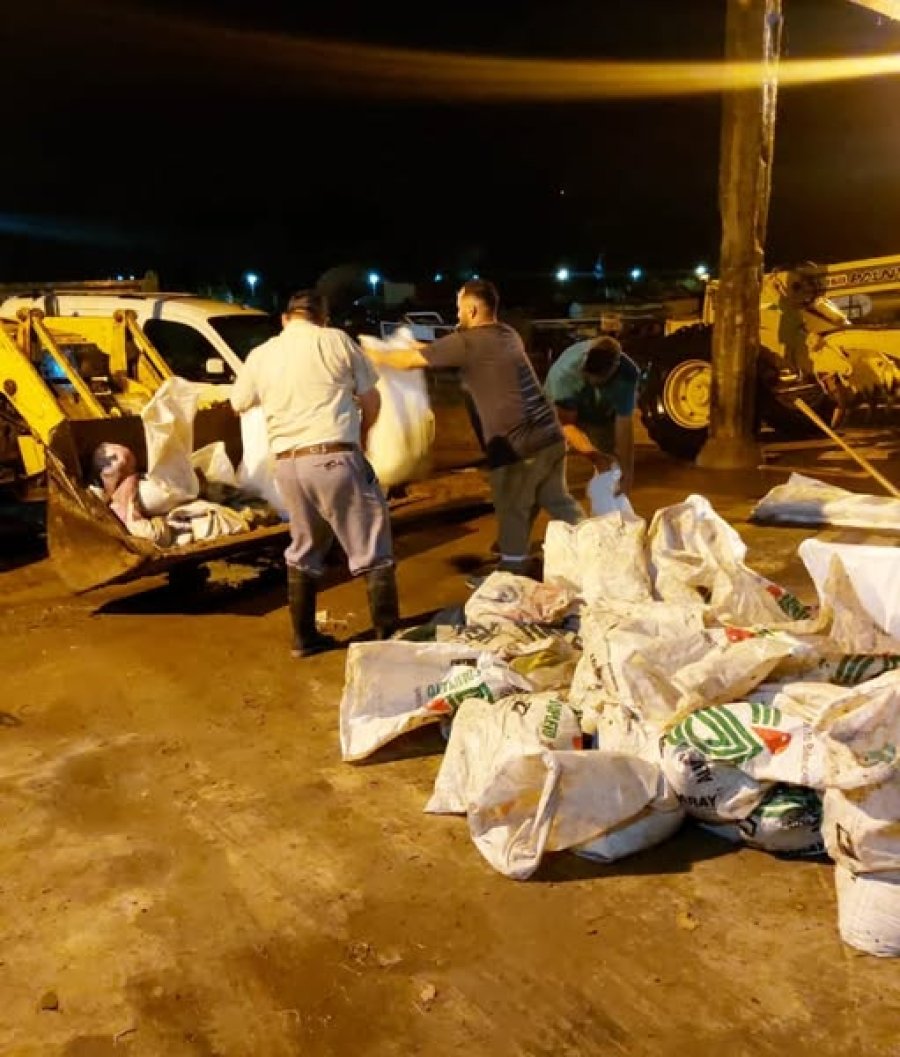 Operarios municipales laborando en la emergencia.