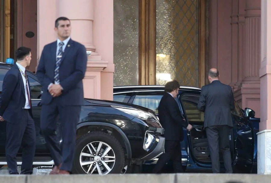 El Presidente lidera la reunión con su equipo.