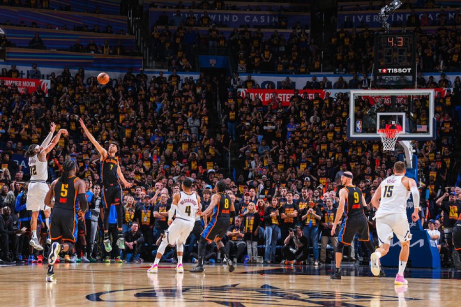 La pelota ganadora ya salió de las manos de Gordon, por arriba de los 2,16 metros de su defensor.