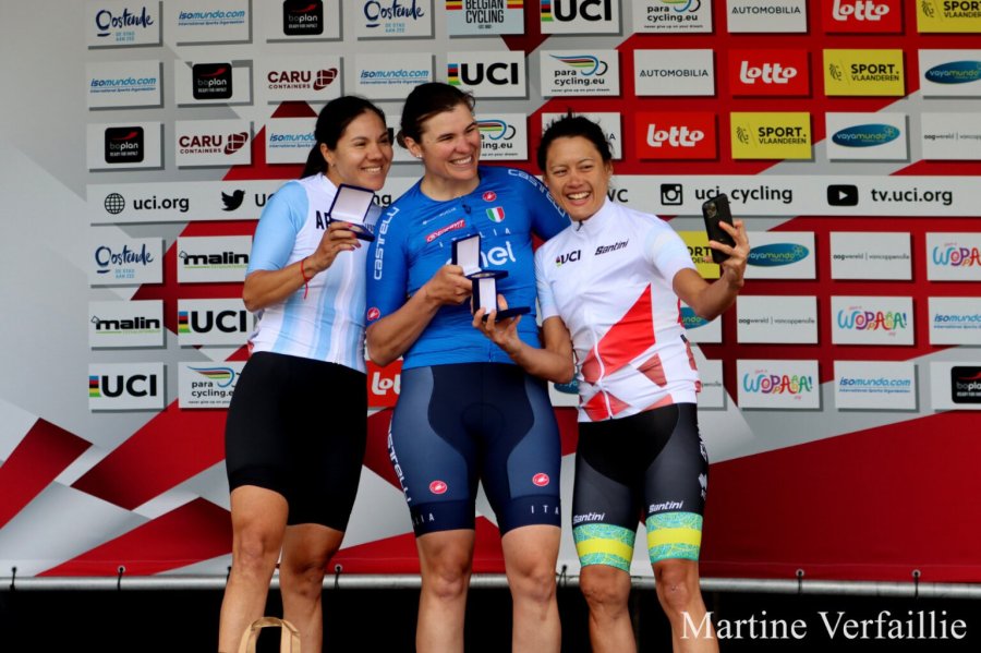 DE PLATA. Delgado (izquierda) durante la premiaci&oacute;n.