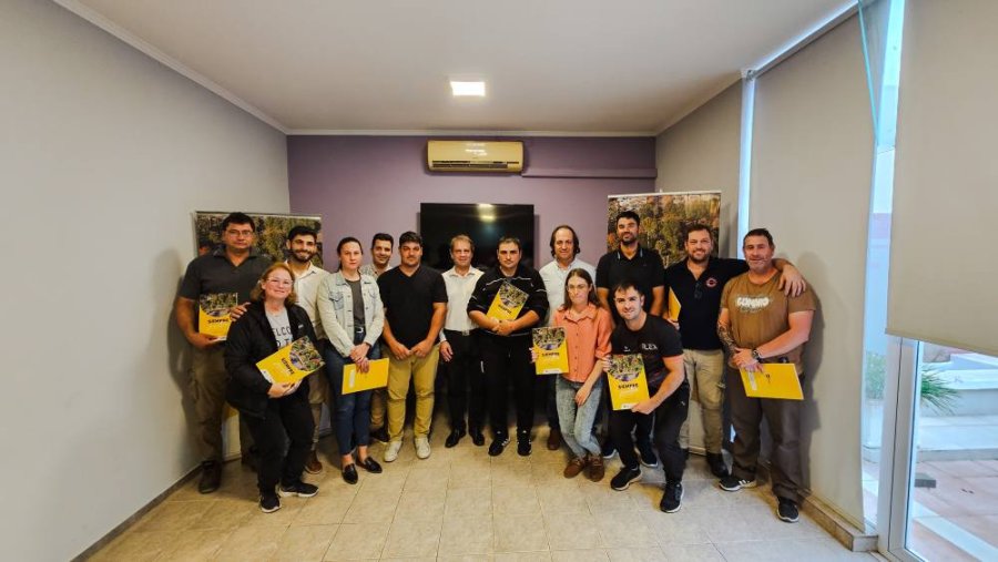 Beneficiarios y funcionarios en foto grupal al concluir el acto.