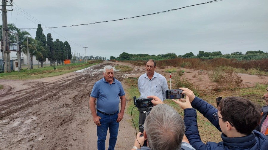 Morel y Perotti en el cruce de las Rutas 70 y 70S, en la localidad de Bella Italia.