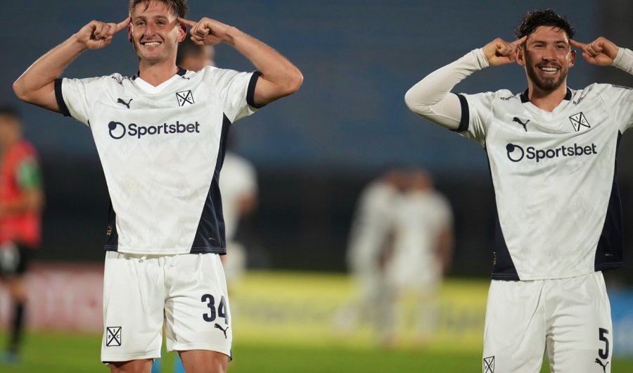 FELICIDAD. Matías Giménez y Felipe Loyola celebran uno de los goles del delantero.