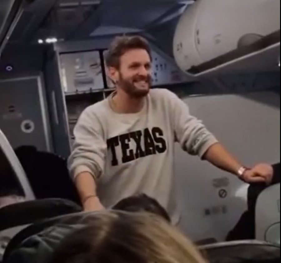 Se demoró el vuelo y Axel hizo un show en el avión.