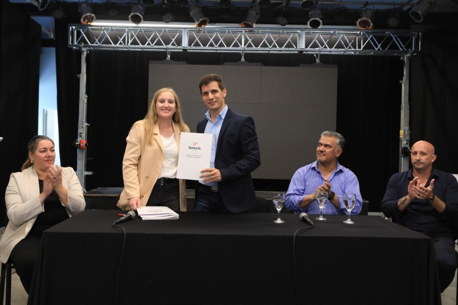 Municipio y Provincia firmaron convenios que benefician a hogares de nuestra ciudad.