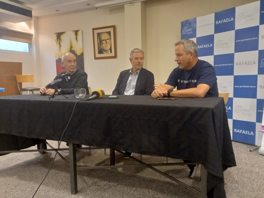 CHARLA DE TENIS. Oscar Martínez, Javier Frana y Matías Frana.