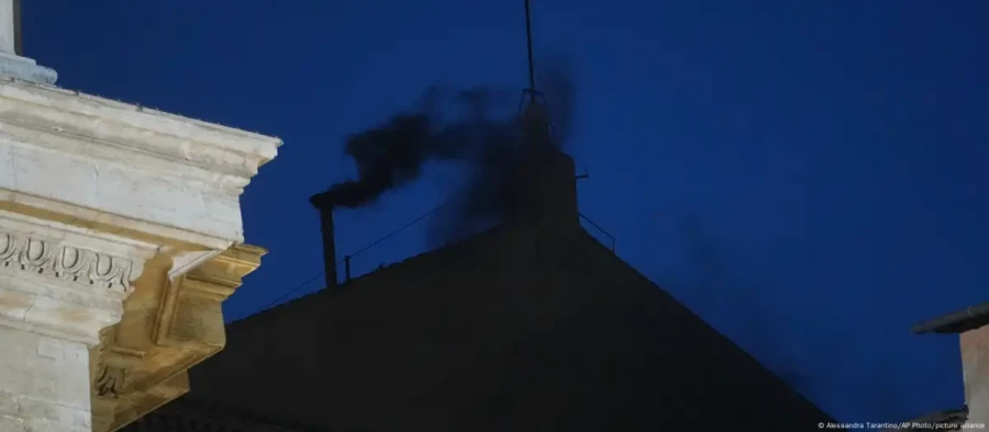 Humo negro en la chimenea de la Capilla Sixtina, lo que significa que no hubo acuerdo en la primera votación para elegir al nuevo Papa.