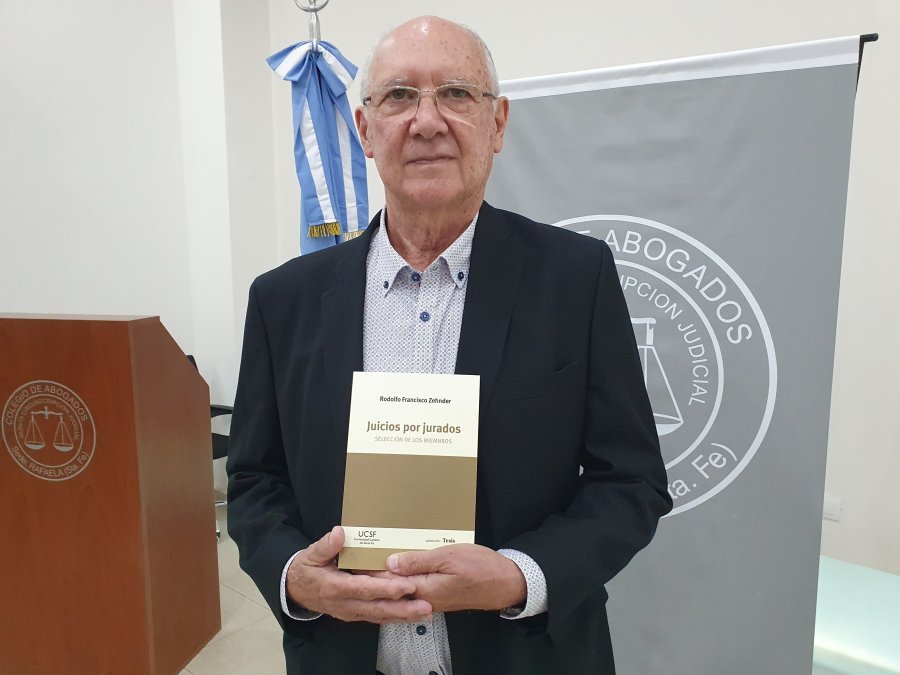 Zehnder al presentar su libro sobre Juicio por Jurados en octubre pasado en el Colegio de Abogados de Rafaela.