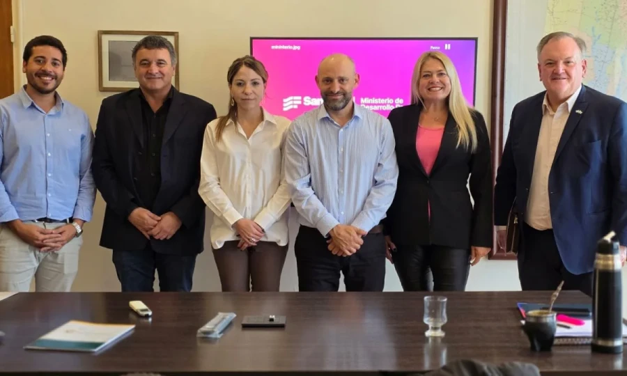 Las autoridades durante el reciente encuentro.