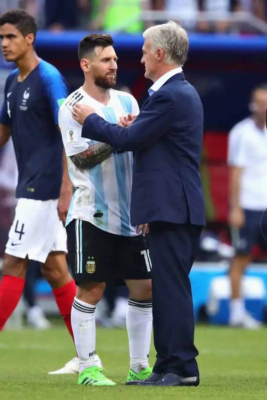 FÚTBOL. Leo Messi junto al francés Didier Deschamps en una cancha, como corresponde.