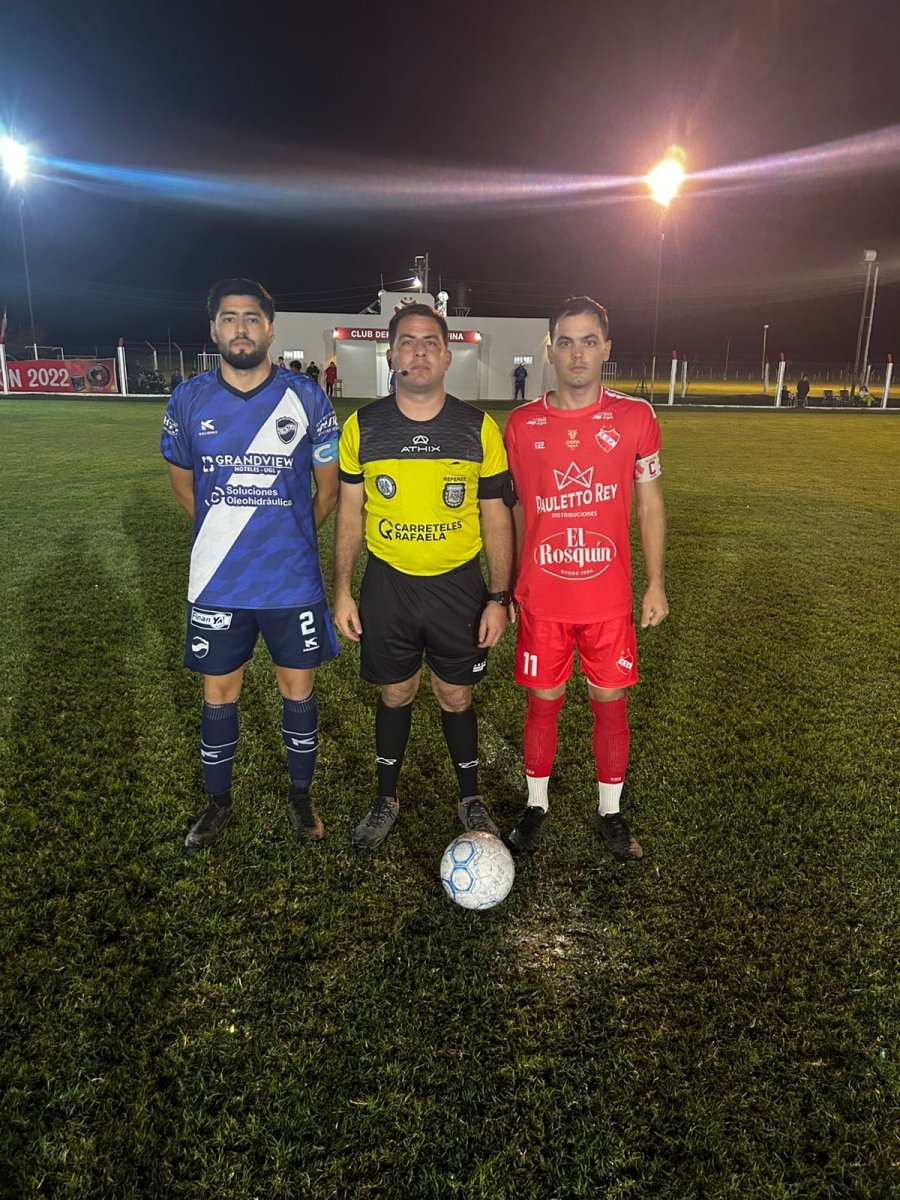 ANTES DEL INICIO. El árbitro Darío Suárez junto a los capitanes.
