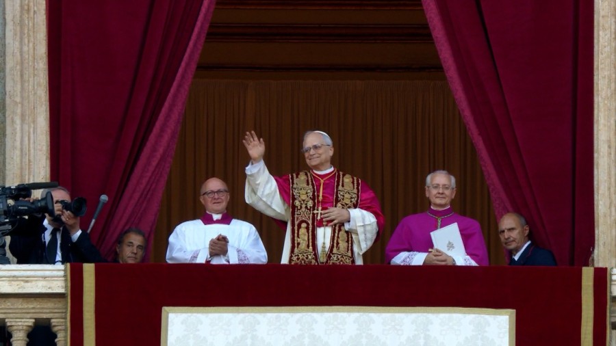 DESDE EL BALCÓN. El Papa León XIV en su presentación ante la multitud reunida en la Plaza San Pedro, en el Vaticano.