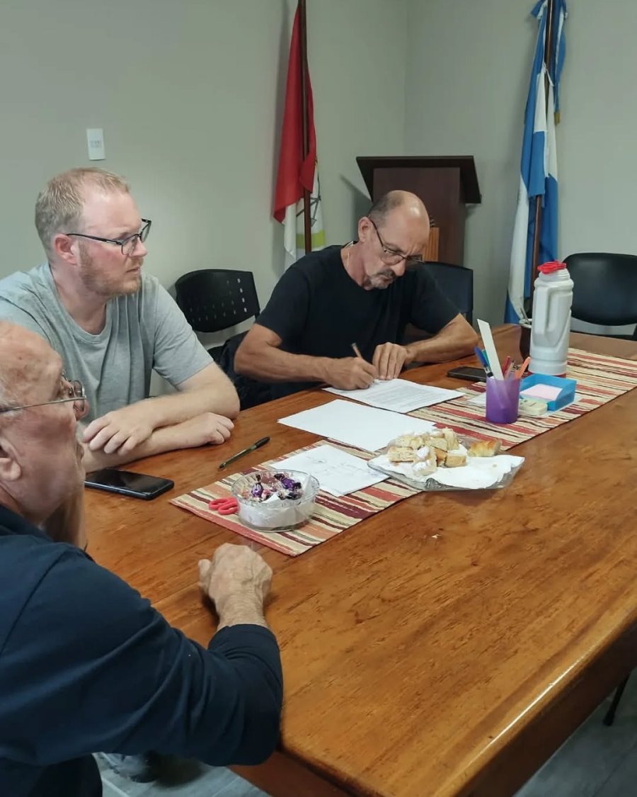 un instatne del acto en la sede comunal.