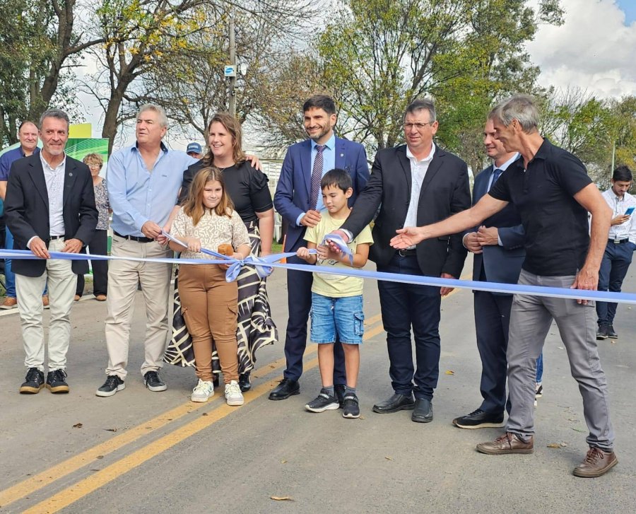 Corte de cintas, autoridades, funcionarios y vecinos en la tradicional ceremonia.