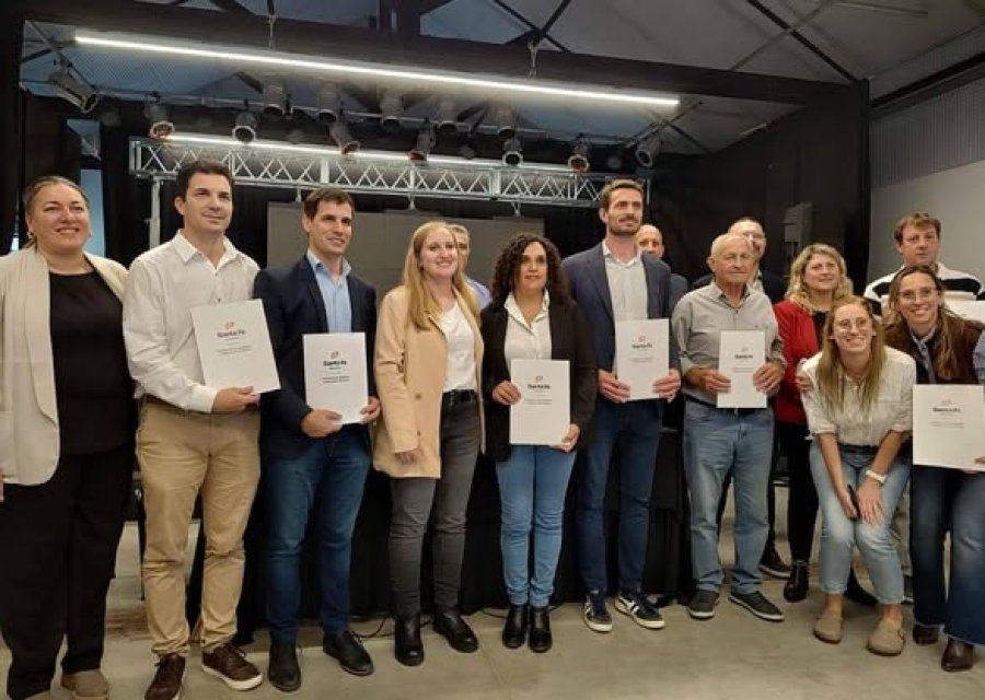 Quienes participaron en la firma del acuerdo.