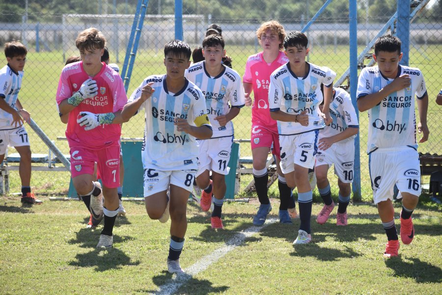 TOOS CELESTES Y BLANCOS. Atlético se medirá con Racing de Córdoba.