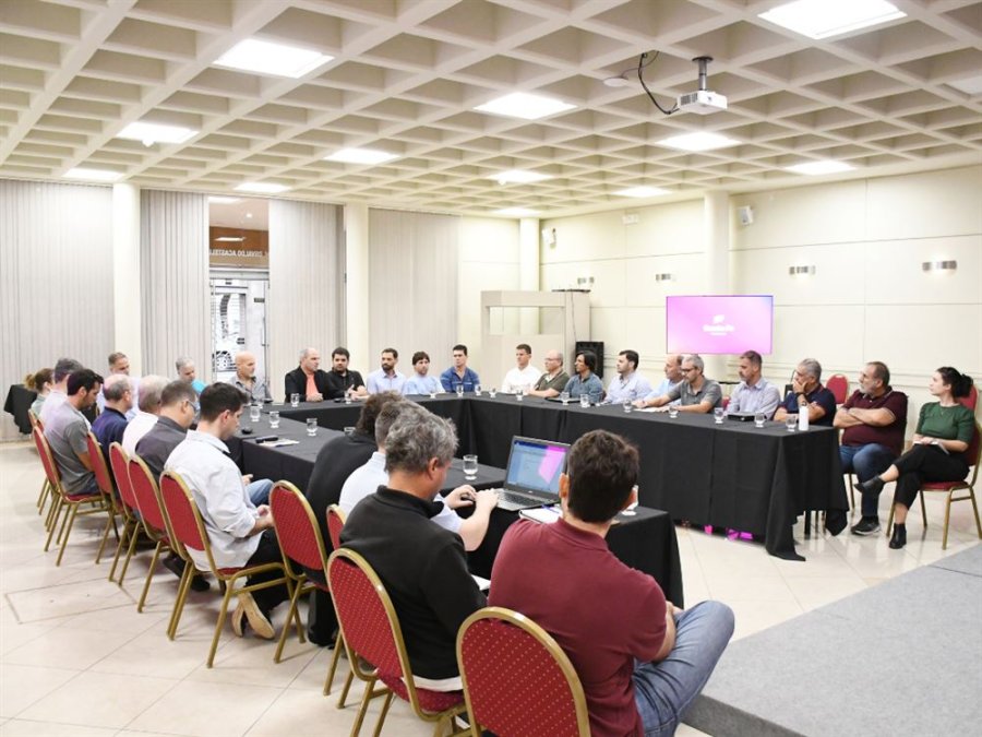 Funcionarios de la EPE junto a dirigentes del CCIRR, el jueves por la ma&ntilde;ana en la sede de la gremial empresaria.