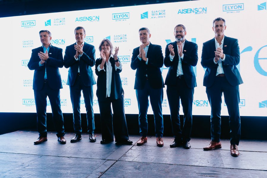 Las autoridades en un instante del lanzamiento.