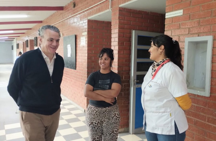 El diputado Rub&eacute;n Galassi junto a la directora de la escuela, Valeria Carrizo.