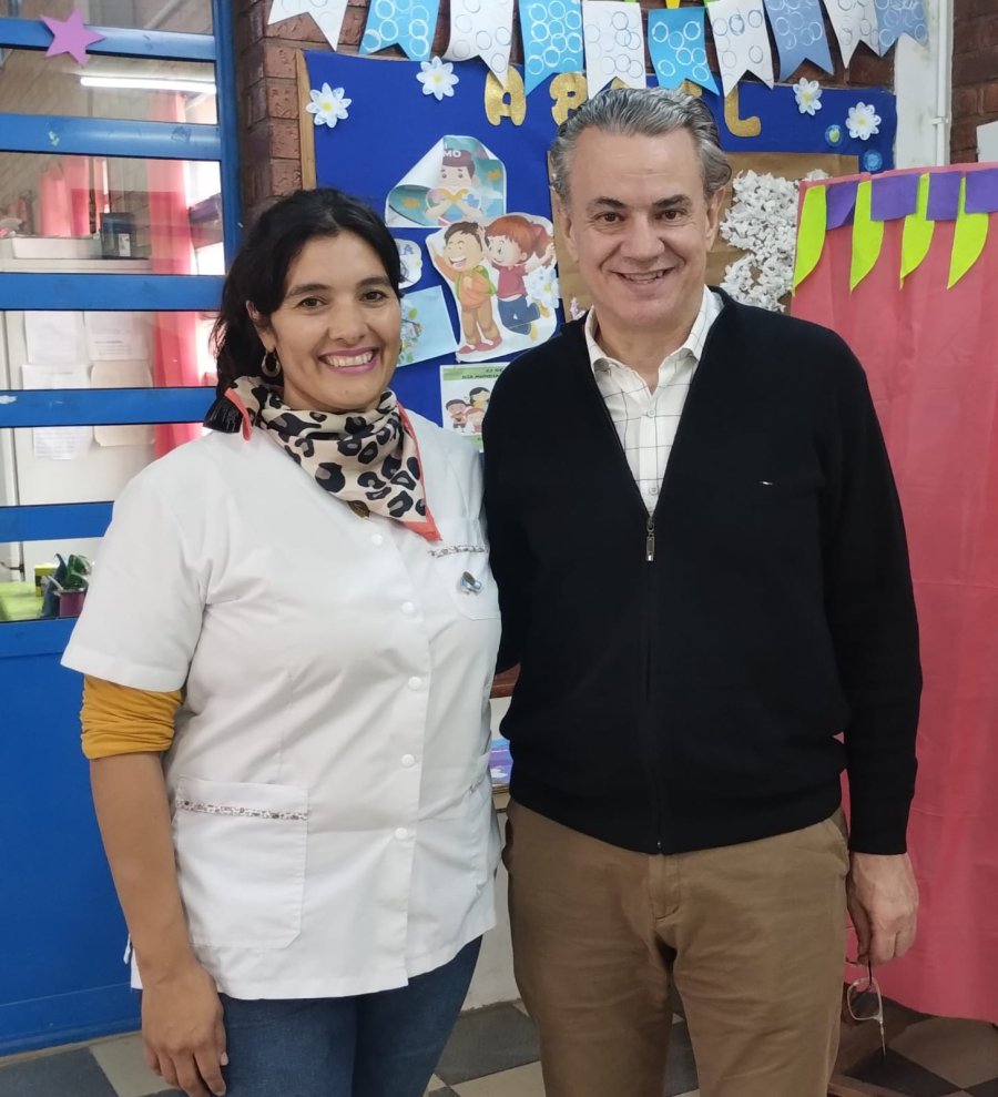 Valeria Carrizo y Rub&eacute;n Galassi en la Escuela "&Aacute;ngela Peralta Pino" de barrio Zazpe. (PRENSA DIPUTADOS)