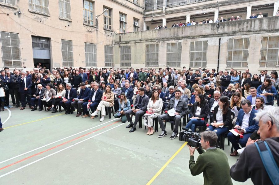 El patio colmado del establecimiento escolar en el homenaje al ex gobernador Lifschitz. (PRENSA PS)