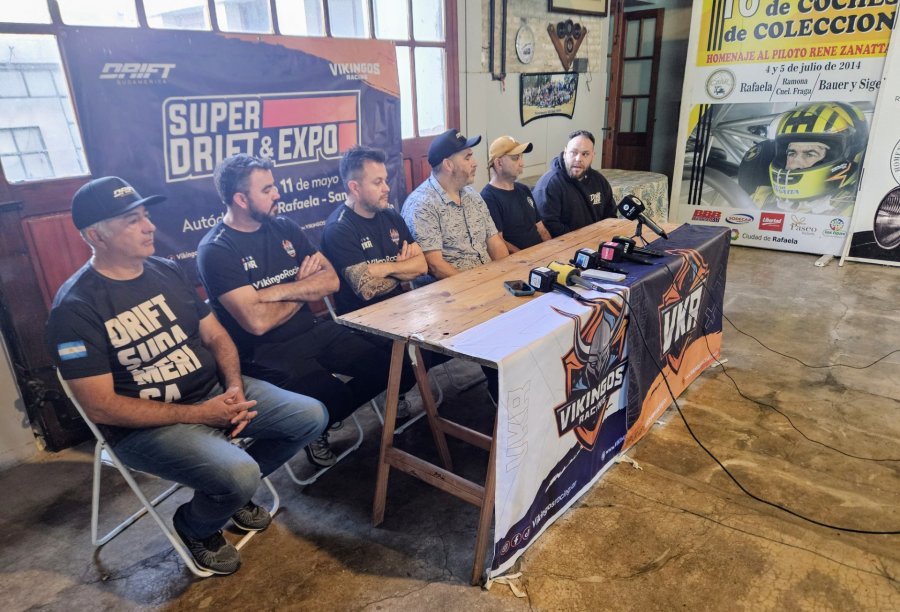 Cabecera de la reunión con el periodismo en la sede del CAAR.