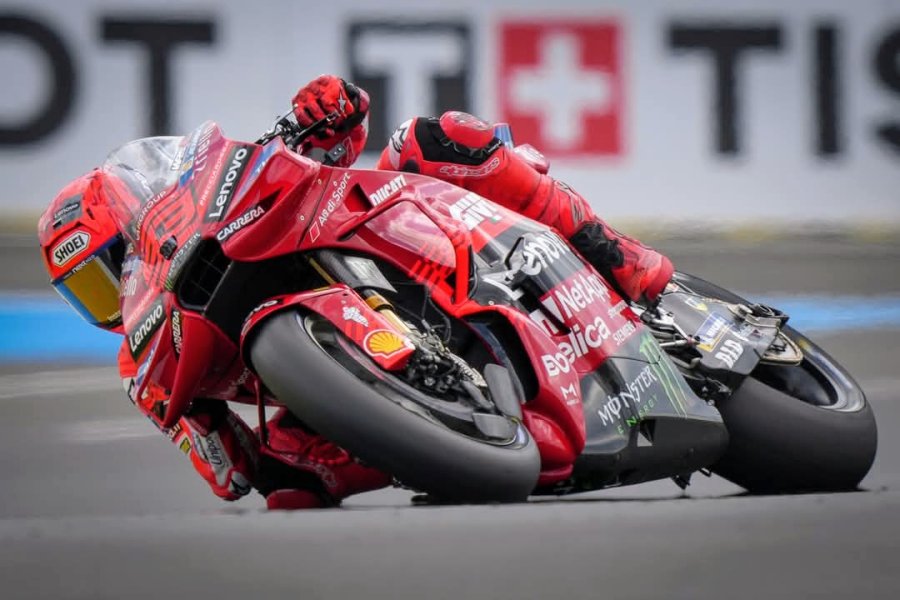 Marc M&aacute;rquez con la Ducati en el m&iacute;tico circuito de Le Mans.