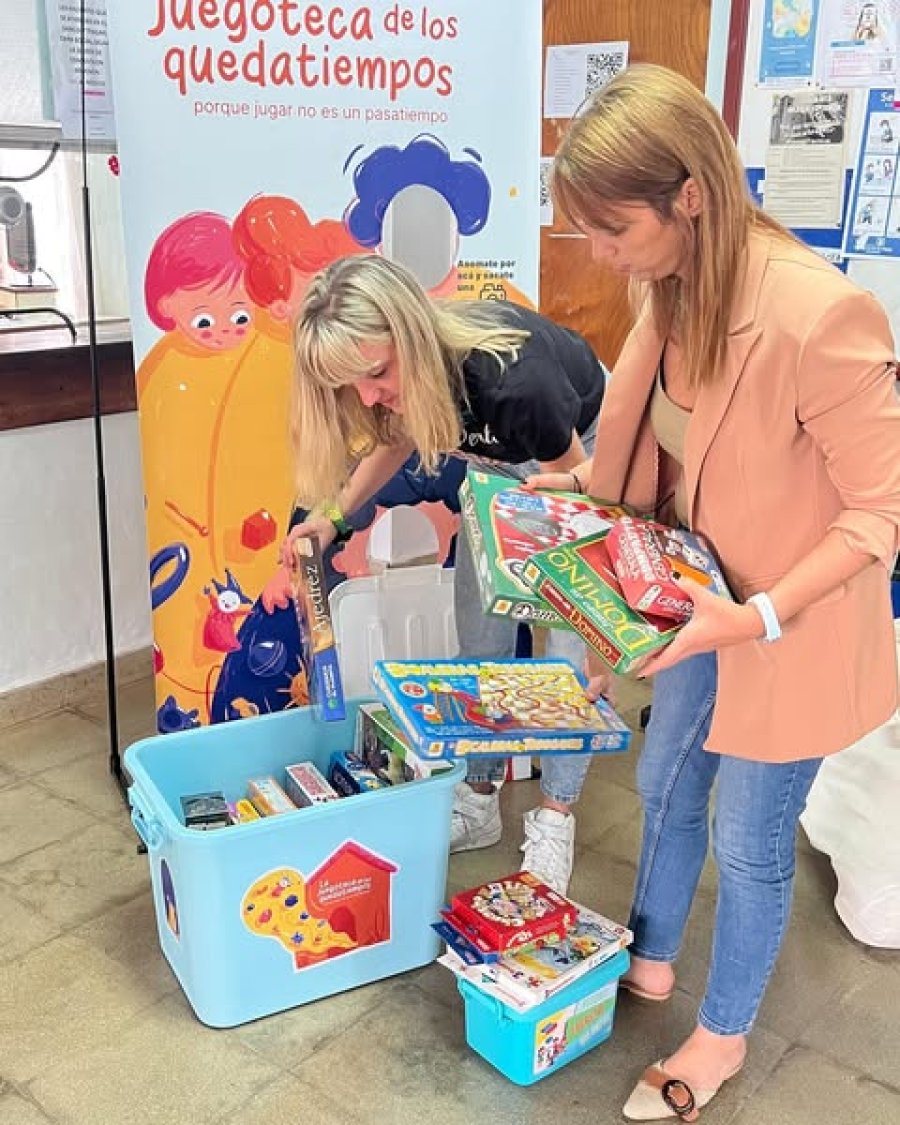 Personal de la Subsecretaría con los juegos y juguetes recibidos.