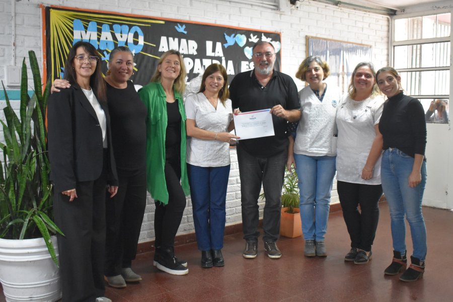 Las autoridades durante la entrega.