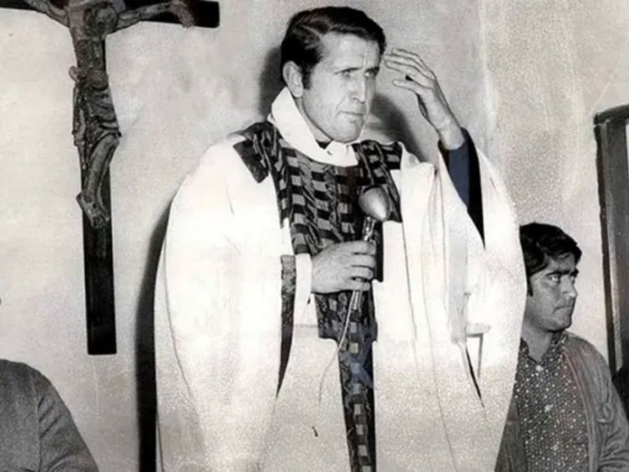 El padre Carlos Mugica celebrando la Eucarist&iacute;a.