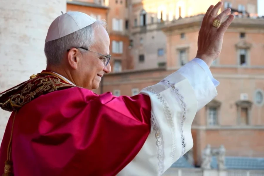 León XIV saluda a la multitud tras conocerse su designación como Pontífice.