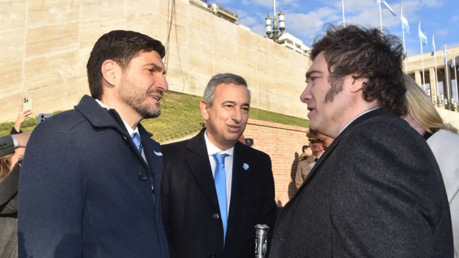 MANDATARIOS. El gobernador santafesino Maximiliano Pullaro y el presidente de los argentinos, Javier Milei.